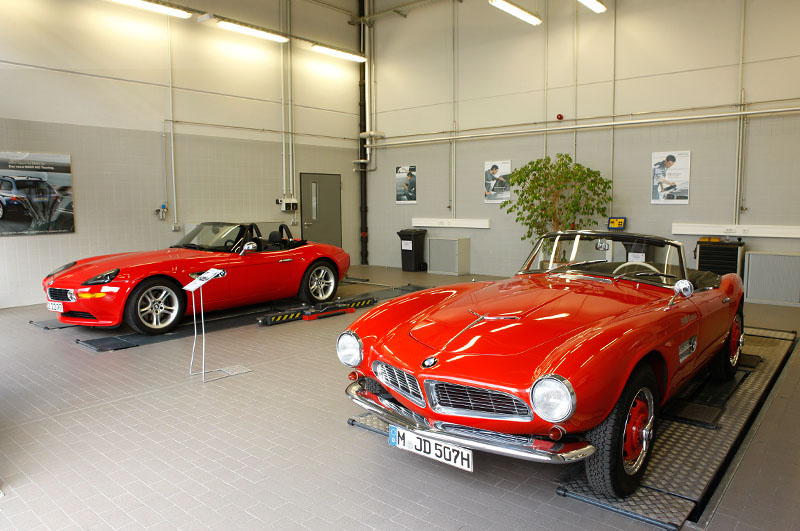 Inspiration and realization in red, in the detailing bay of the Aluminum Repair Center. Z8 10th anniversary in Munich, Sept 09 (photo: Macfly) 